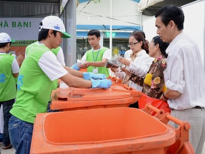 Người dân thành phố Hồ Chí Minh được hướng dẫn phân loại rác tại nguồn