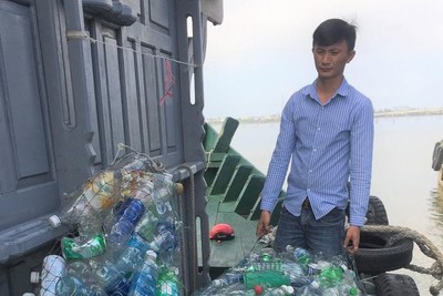 Chàng ngư dân muốn biến rác đại dương thành thuyền chống lụt cho người nghèo