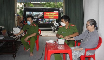 Đà Nẵng: Công an Q.Thanh Khê đến tận nhà làm căn cước công dân cho người già, khuyết tật