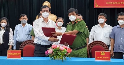 Công an TP.HCM bàn giao trụ nước chữa cháy cho Tổng công ty Cấp nước Sài Gòn