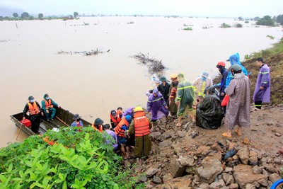 Gia Lai: Cứu hộ hàng chục người dân bị cô lập do mưa lũ