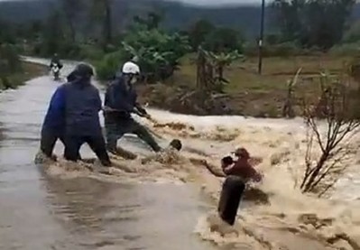 Đắk Lắk: Mưa lũ khiến 3 người dân bị nước cuốn trôi, mất tích