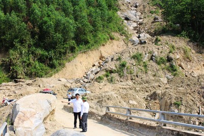Quảng Ngãi: Sạt lở núi nghiêm trọng