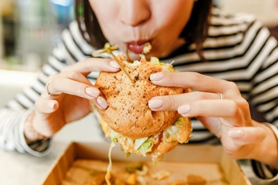 Làm thế nào để ăn uống thông minh mà không ảnh hưởng đến cân nặng?