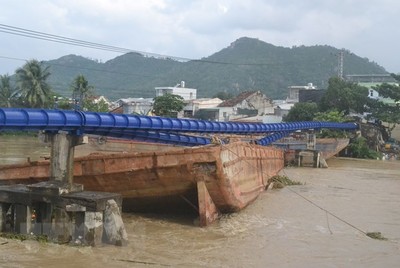 Khánh Hòa: Đã khắc phục sự cố vỡ đường ống nước sạch do sà lan đâm