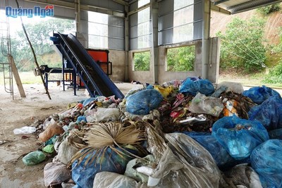 Quảng Ngãi: Hàng nghìn tấn rác thải tồn ứ do thiếu hố chôn lấp