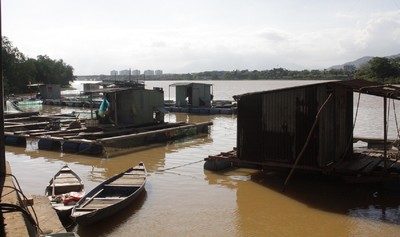Đà Nẵng: Tháo dỡ lồng bè nuôi thủy hải sản tự phát trên sông Cẩm Lệ