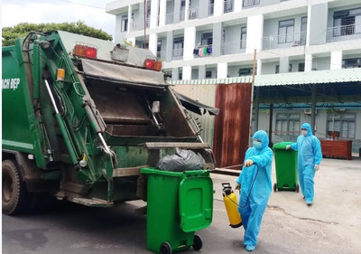 Cần cơ chế, chính sách cho công nhân thu gom rác của F0 điều trị tại nhà