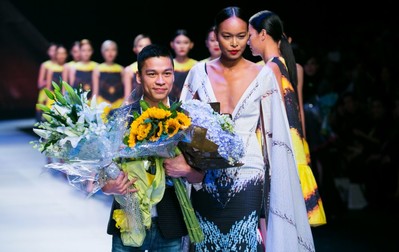 NTK Adrian Anh Tuấn lần đầu đảm nhận vị trí mở màn Aquafina Vietnam International Fashion Week
