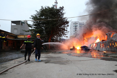 Hỏa hoạn thiêu rụi bãi xe của Cty vận tải thủy bộ Bắc Giang