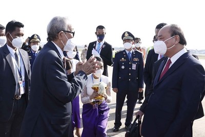 Chủ tịch nước đến Phnom Penh, bắt đầu thăm chính thức Campuchia