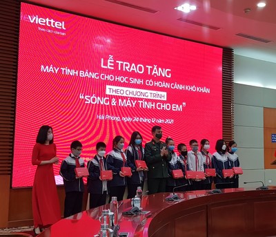 Viettel trao tặng 2.819 máy tính bảng cho học sinh, sinh viên nghèo, cận nghèo tại Hải Phòng