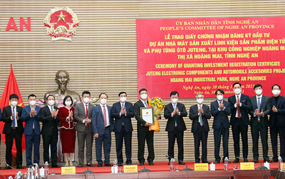 Nghệ An: Trao Giấy chứng nhận đăng ký đầu tư cho dự án 200 triệu đô tại KCN Hoàng Mai 1