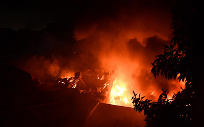 Hà Nội: Cháy cực lớn tại kho chứa vải chợ Ninh Hiệp, nhiều người đứng trước nguy cơ mất Tết