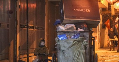 Bé trai 2 tuổi theo chân mẹ lao công đi gom rác trong đêm đông lạnh giá
