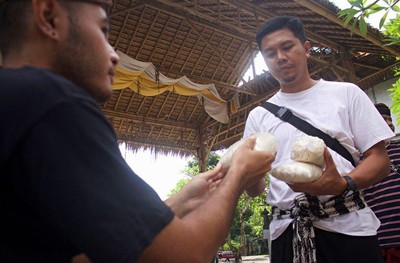 Ở Bali, rác nhựa của người này có thể trở thành thức ăn cho người khác