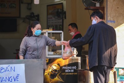 Hà Nội: Quận Cầu Giấy nâng cấp độ dịch, hàng ăn uống chỉ bán mang về