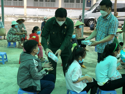 Hội CCB Sở Tư pháp TP.Hồ Chí Minh: Trao quà cho hộ nghèo, hộ chính sách và học sinh giỏi