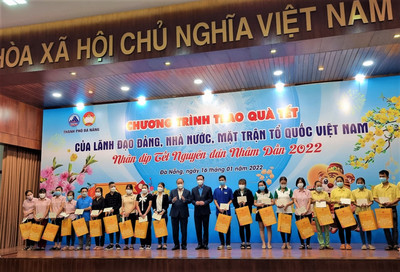 Chủ tịch nước Nguyễn Xuân Phúc tặng quà Tết gia đình chính sách, người nghèo tại Đà Nẵng