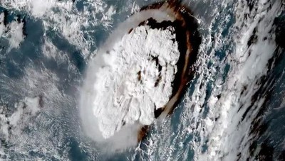 Núi lửa ở Tonga phun trào, gây ra sóng thần ở nhiều nơi