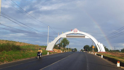 Đề nghị tháo dỡ 5 cổng chào xây dựng trái phép ở Kon Tum