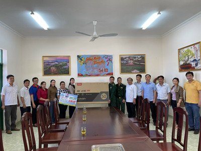 Đắk Nông: Tặng quà các hộ nghèo và học bổng cho học sinh nghèo hiếu học