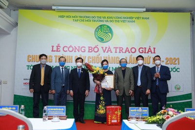 Cây chổi Kim Cương 2021 thuộc về nữ công nhân vệ sinh môi trường Nguyễn Thị Thu Oanh