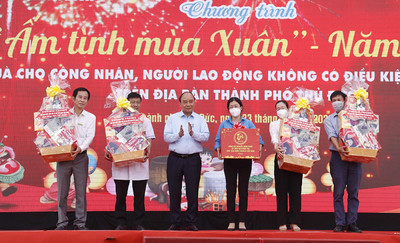 Chủ tịch nước Nguyễn Xuân Phúc trao quà Tết tặng công nhân, người lao động tại TP.HCM