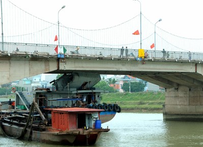 Thái Bình: Sà lan chở xi măng tông nứt gầm cầu