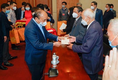 Chủ tịch nước Nguyễn Xuân Phúc thăm, chúc Tết, tặng quà tại Hải Phòng