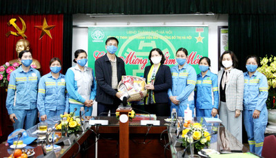 Hội Liên hiệp phụ nữ TP Hà Nội tặng quà nữ công nhân môi trường