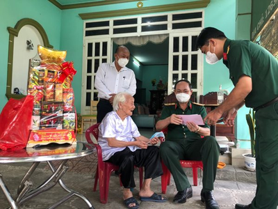 Tổng công ty cấp nước Sài Gòn trao quà tết cho gia đình chính sách Củ Chi