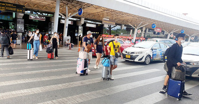 Cháy vé máy bay nhiều chặng đến TP HCM, sân bay Tân Sơn Nhất chật kín khách
