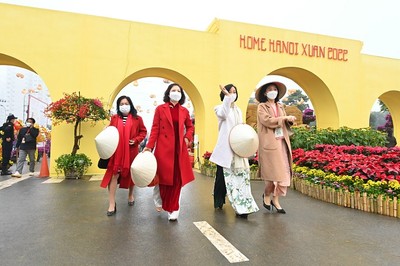 Hơn 7 vạn du khách check in đường hoa Home Hanoi Xuan 2022, phố đi bộ Pont Long Biên
