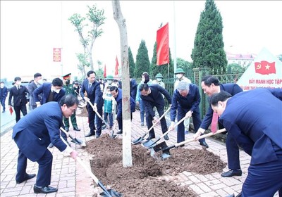 Chánh án Tòa án nhân dân tối cao Nguyễn Hòa Bình dự lễ phát động Tết trồng cây tại Hưng Yên
