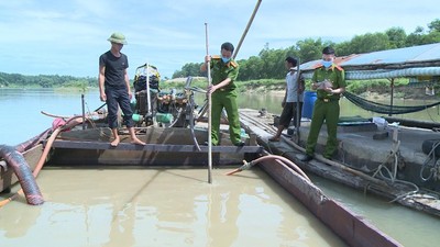 TP.Hồ Chí Minh bắt giữ 5 phương tiện khai thác, vận chuyển cát trái phép