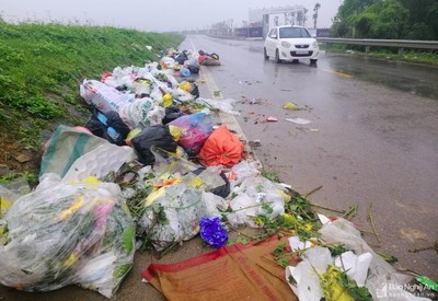 Sau Tết, nhiều tuyến đường ở Nghệ An ngập rác thải