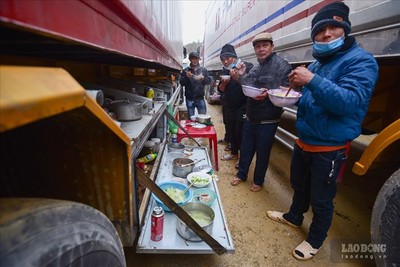 Bữa "cơm đứng" giữa giá lạnh 8 độ C của tài xế ở cửa khẩu Lạng Sơn