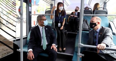 Bộ trưởng Chính phủ Anh, Chủ tịch COP26 đi xe buýt điện tại Hà Nội