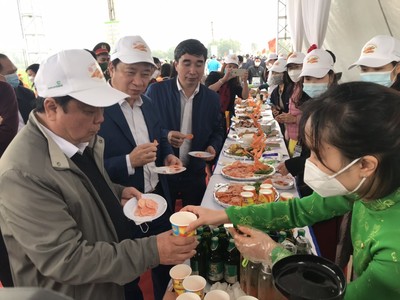 Bộ trưởng Bộ NN-PTNT tham gia Lễ hội thu hoạch cà rốt tại Hải Dương