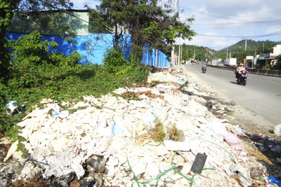 Nha Trang: Xả rác bừa bãi nơi hành lang gây mất vệ sinh môi trường