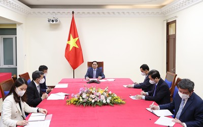 Thủ tướng Phạm Minh Chính điện đàm với Chủ tịch kiêm Giám đốc điều hành Tập đoàn Pfizer