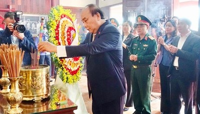 Chủ tịch nước dâng hương tại Khu lưu niệm Thủ tướng Phạm Văn Đồng