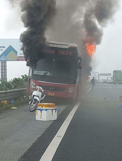 Ô tô khách bốc cháy trơ khung trên cao tốc Pháp Vân - Cầu Giẽ