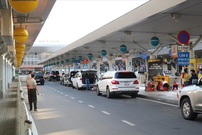Sân bay Tân Sơn Nhất mở thêm làn cho ô tô đón khách