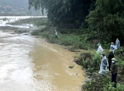 Yên Bái: Nước chảy xiết khiến cho 1 người bị mất tích do lũ cuốn trôi