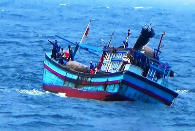 Đà Nẵng: lai dắt 2 tàu cá gặp nạn trên biển do thời tiết xấu