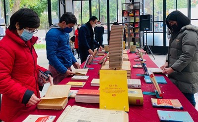 Thư viện Hà Nội tổ chức trưng bày sách, báo kỷ niệm 120 năm Ngày sinh đồng chí Nguyễn Phong Sắc