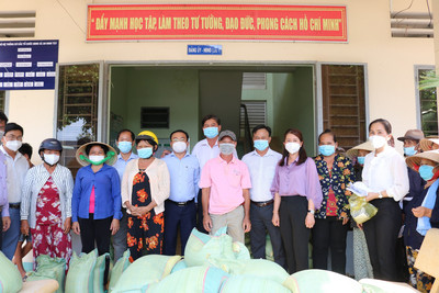 Tạp chí Môi trường và Đô thị Việt Nam tặng gần 03 tấn gạo cho người dân Long An