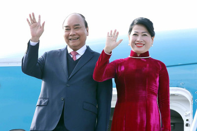 Chủ tịch nước Nguyễn Xuân Phúc lên đường tới Singapore